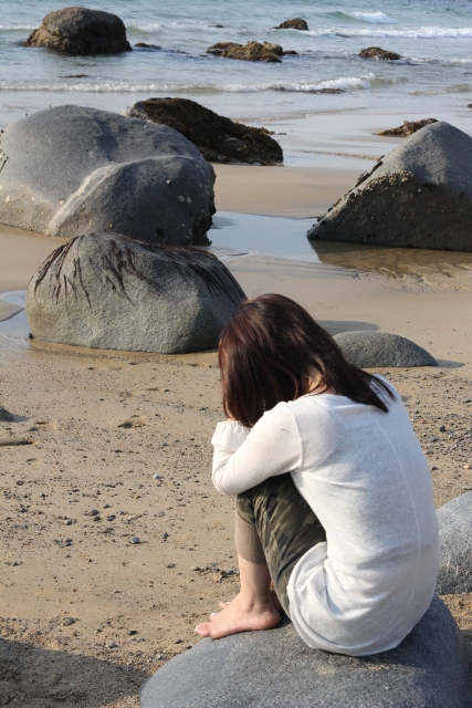 悩んでいる女性
