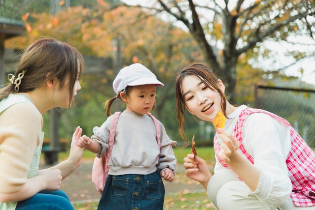 保育士と遊ぶ子どもの画像
